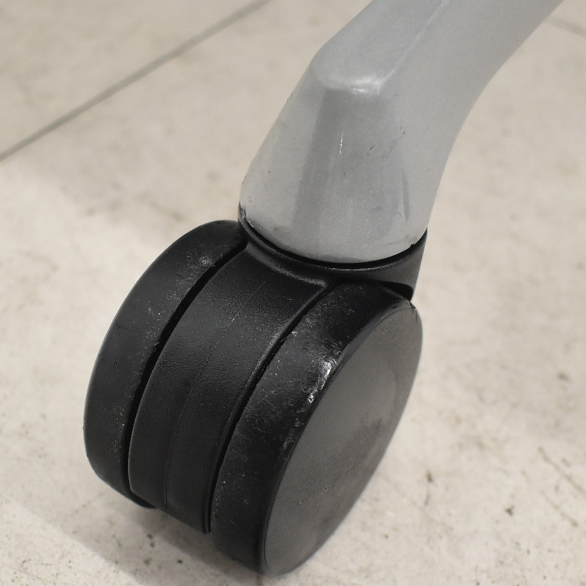 【中古】オカムラ　バロン　ハイバック　可動肘　シルバー脚　ダークブルー　2026021001【中古オフィス家具】