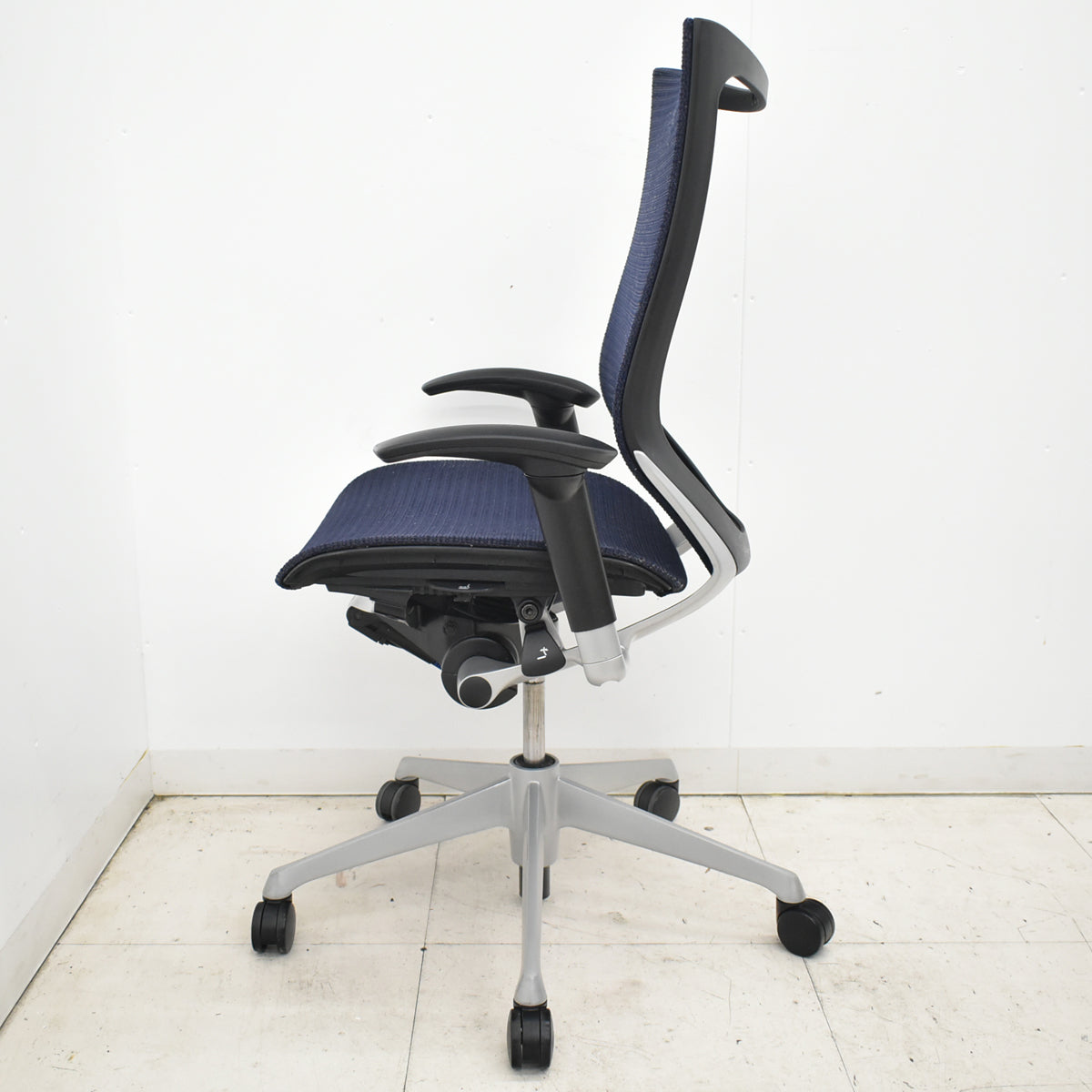 【中古】オカムラ　バロン　ハイバック　可動肘　シルバー脚　ダークブルー　2026021001【中古オフィス家具】