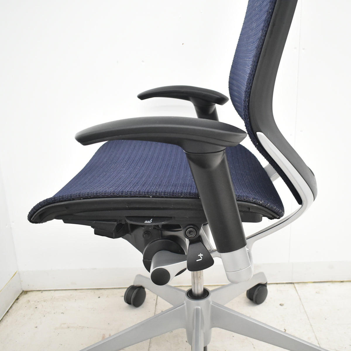 【中古】オカムラ　バロン　ハイバック　可動肘　シルバー脚　ダークブルー　2026021001【中古オフィス家具】