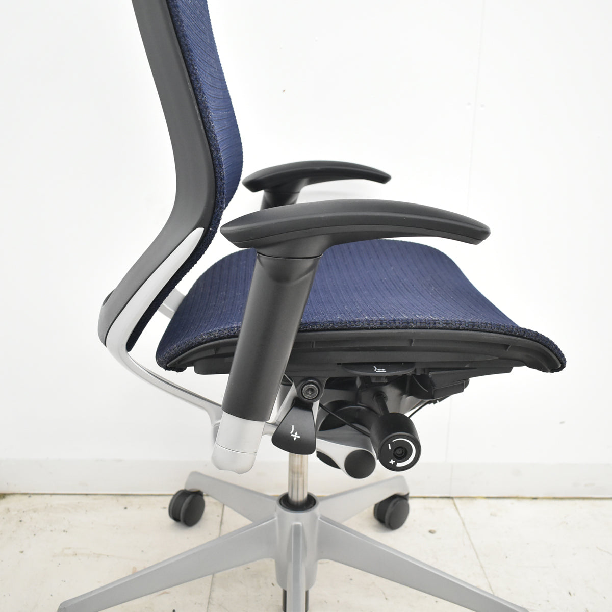 【中古】オカムラ　バロン　ハイバック　可動肘　シルバー脚　ダークブルー　2026021001【中古オフィス家具】