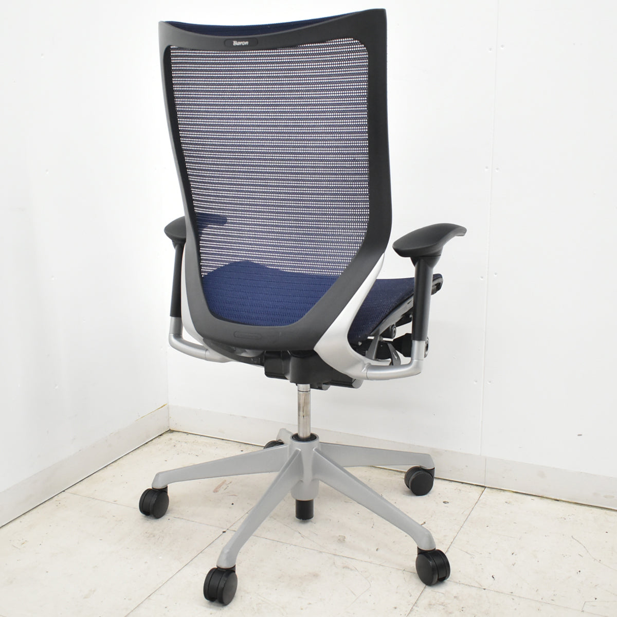 【中古】オカムラ　バロン　ハイバック　可動肘　シルバー脚　ダークブルー　2026021001【中古オフィス家具】