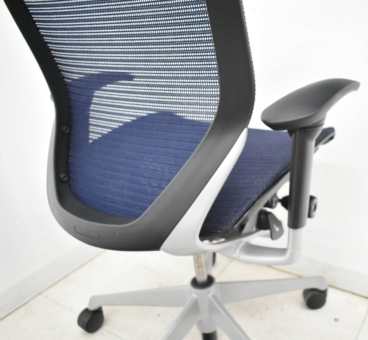 【中古】オカムラ　バロン　ハイバック　可動肘　シルバー脚　ダークブルー　2026021001【中古オフィス家具】