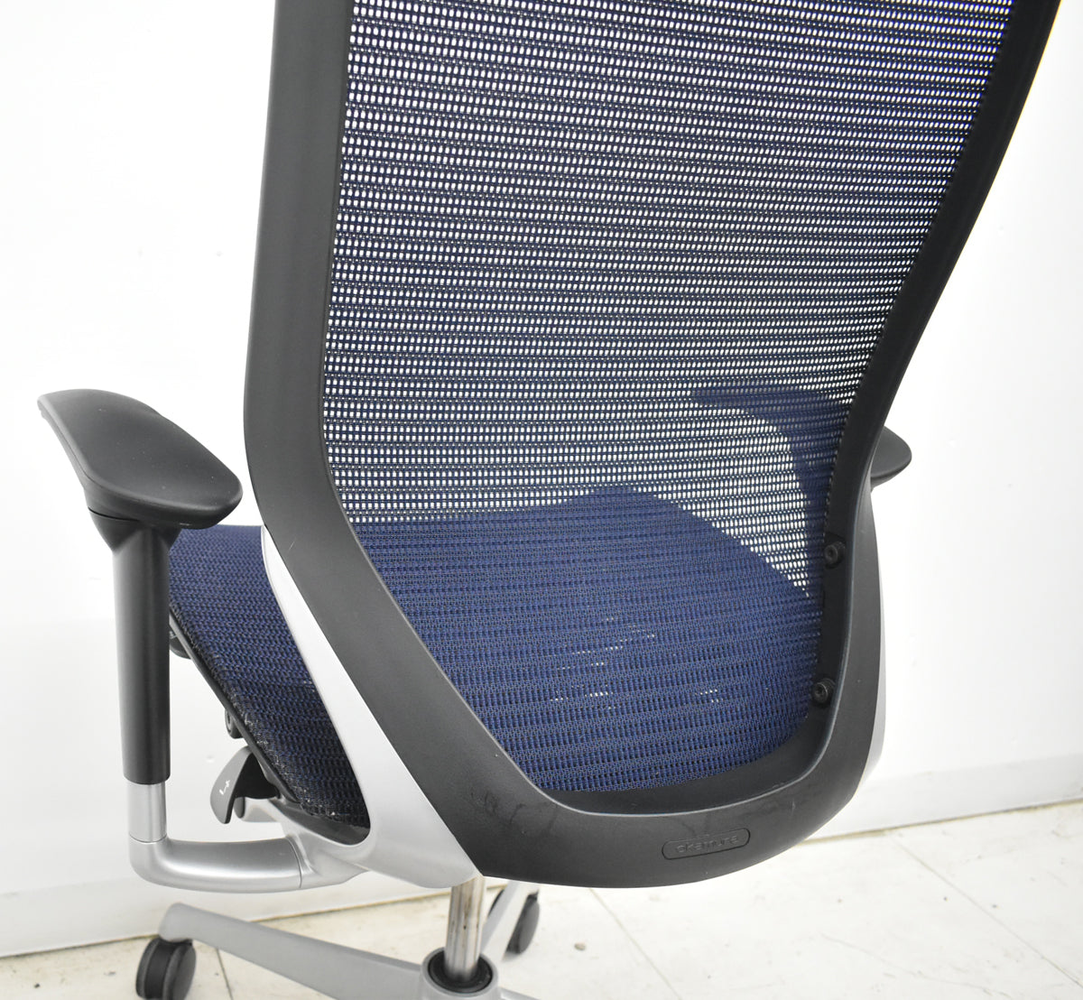 【中古】オカムラ　バロン　ハイバック　可動肘　シルバー脚　ダークブルー　2026021001【中古オフィス家具】