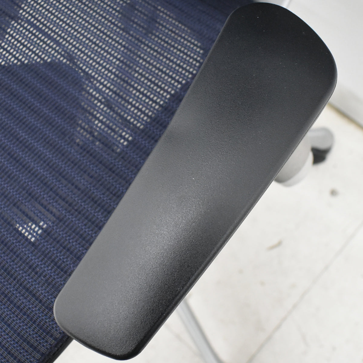 【中古】オカムラ　バロン　ハイバック　可動肘　シルバー脚　ダークブルー　2026021001【中古オフィス家具】