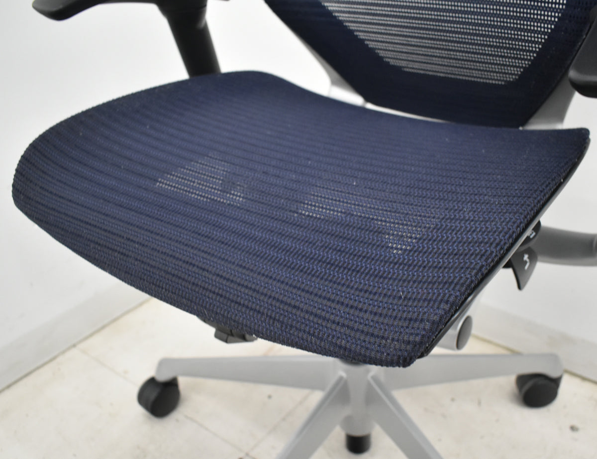 【中古】オカムラ　バロン　ハイバック　可動肘　シルバー脚　ダークブルー　2026021001【中古オフィス家具】