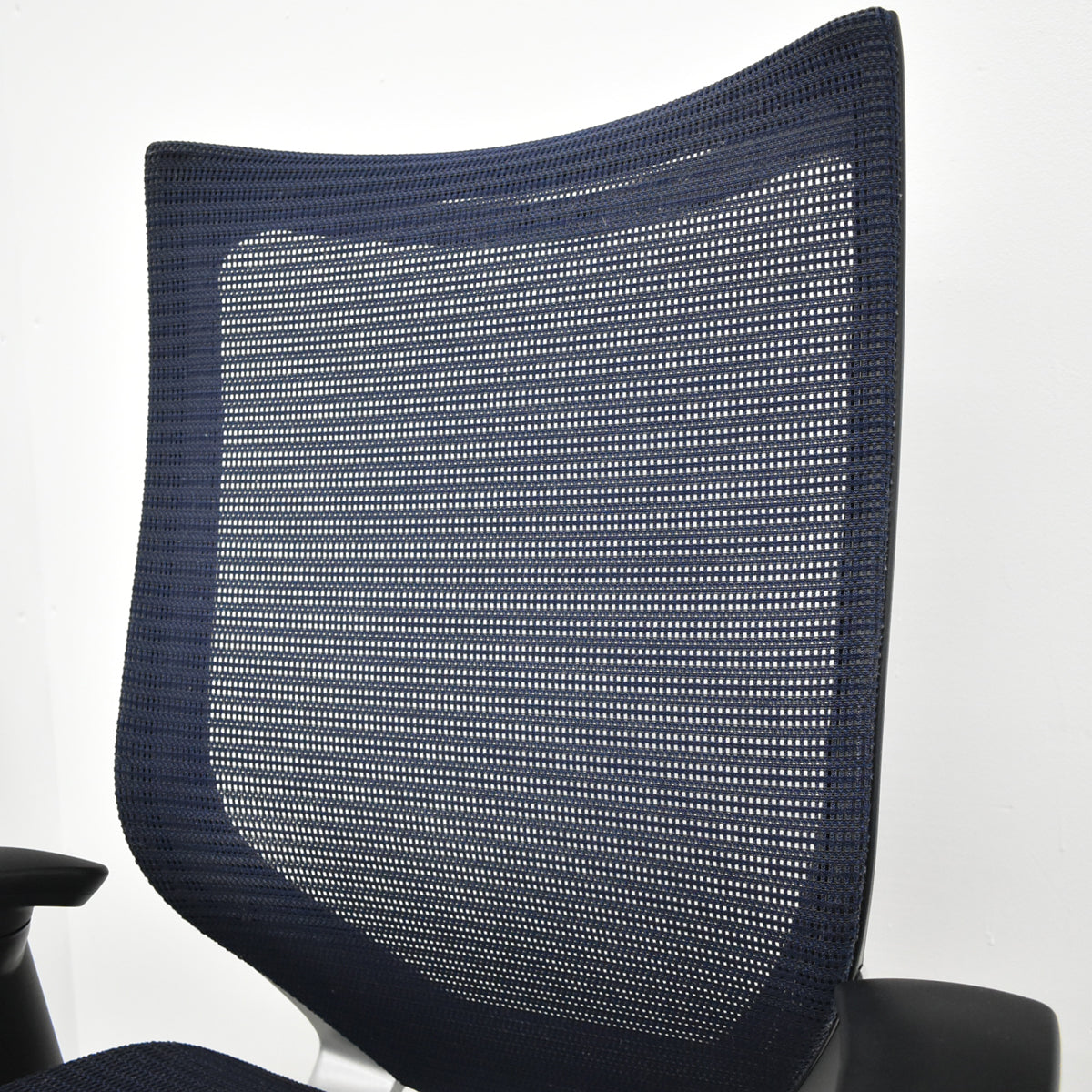 【中古】オカムラ　バロン　ハイバック　可動肘　シルバー脚　ダークブルー　2026021001【中古オフィス家具】