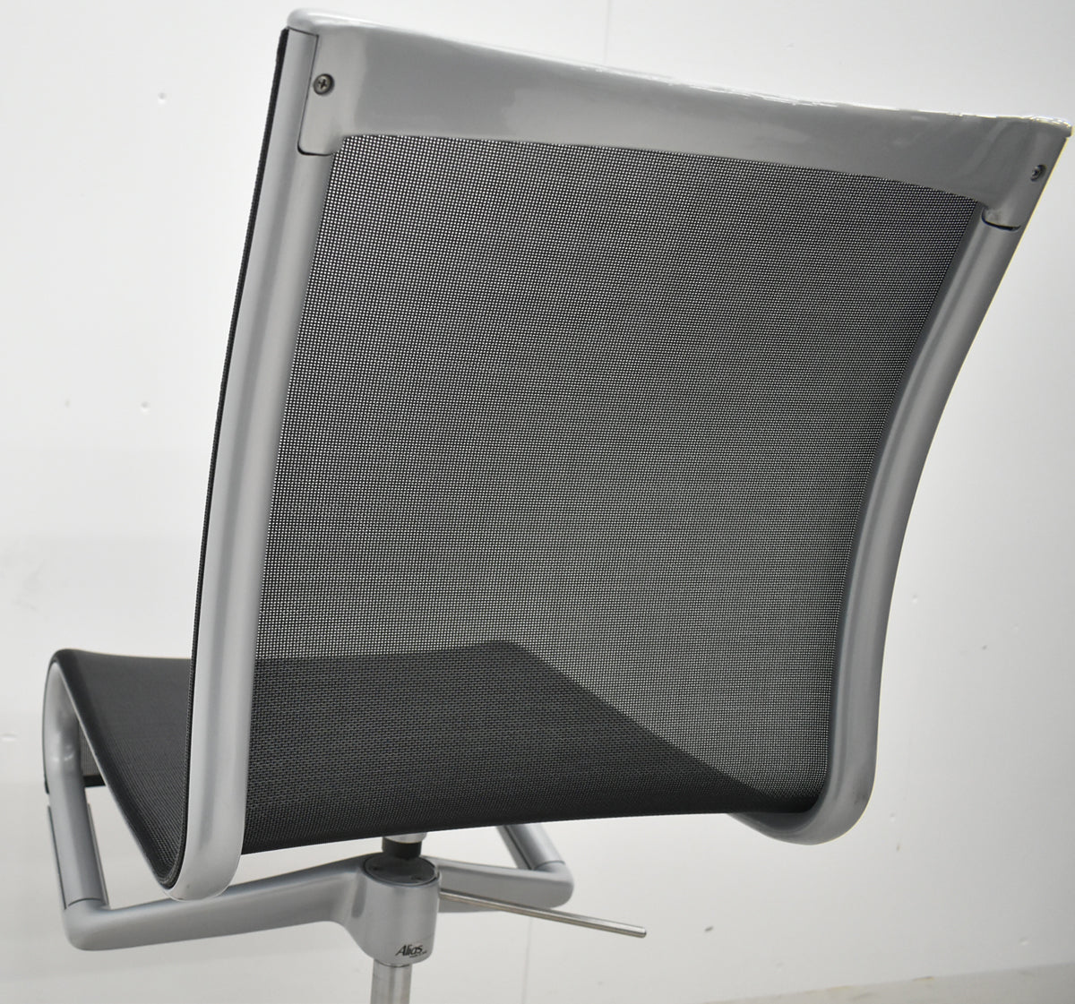 【中古】アリアス　ローリングフレーム　キャスタースウィベルチェア　ブラック　肘なし　2026021002【中古オフィス家具】