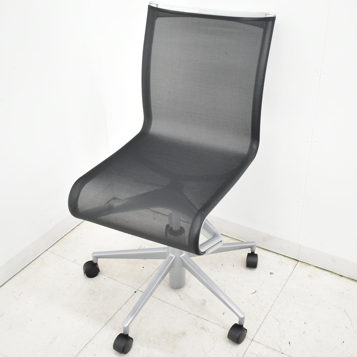 【中古】アリアス　ローリングフレーム　キャスタースウィベルチェア　ブラック　肘なし　2026021002【中古オフィス家具】