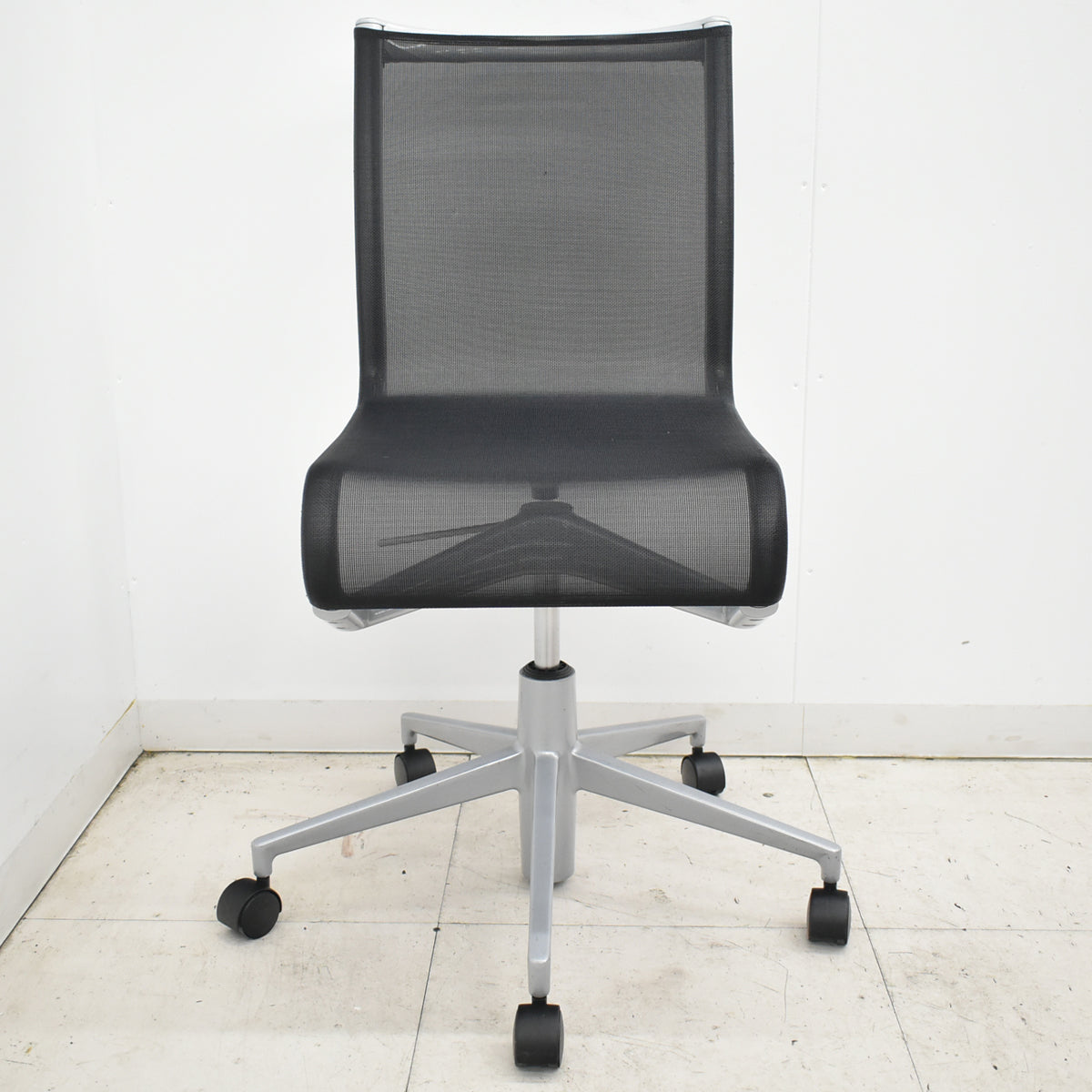 【中古】アリアス　ローリングフレーム　キャスタースウィベルチェア　ブラック　肘なし　2026021002【中古オフィス家具】