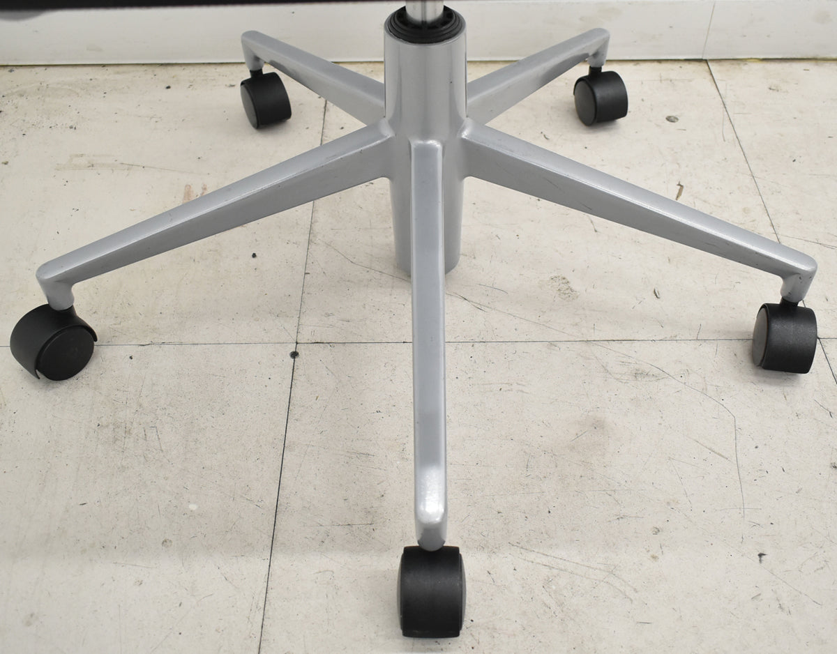 【中古】アリアス　ローリングフレーム　キャスタースウィベルチェア　ブラック　肘なし　2026021002【中古オフィス家具】