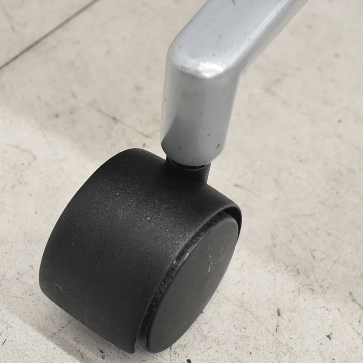 【中古】アリアス　ローリングフレーム　キャスタースウィベルチェア　ブラック　肘なし　2026021002【中古オフィス家具】