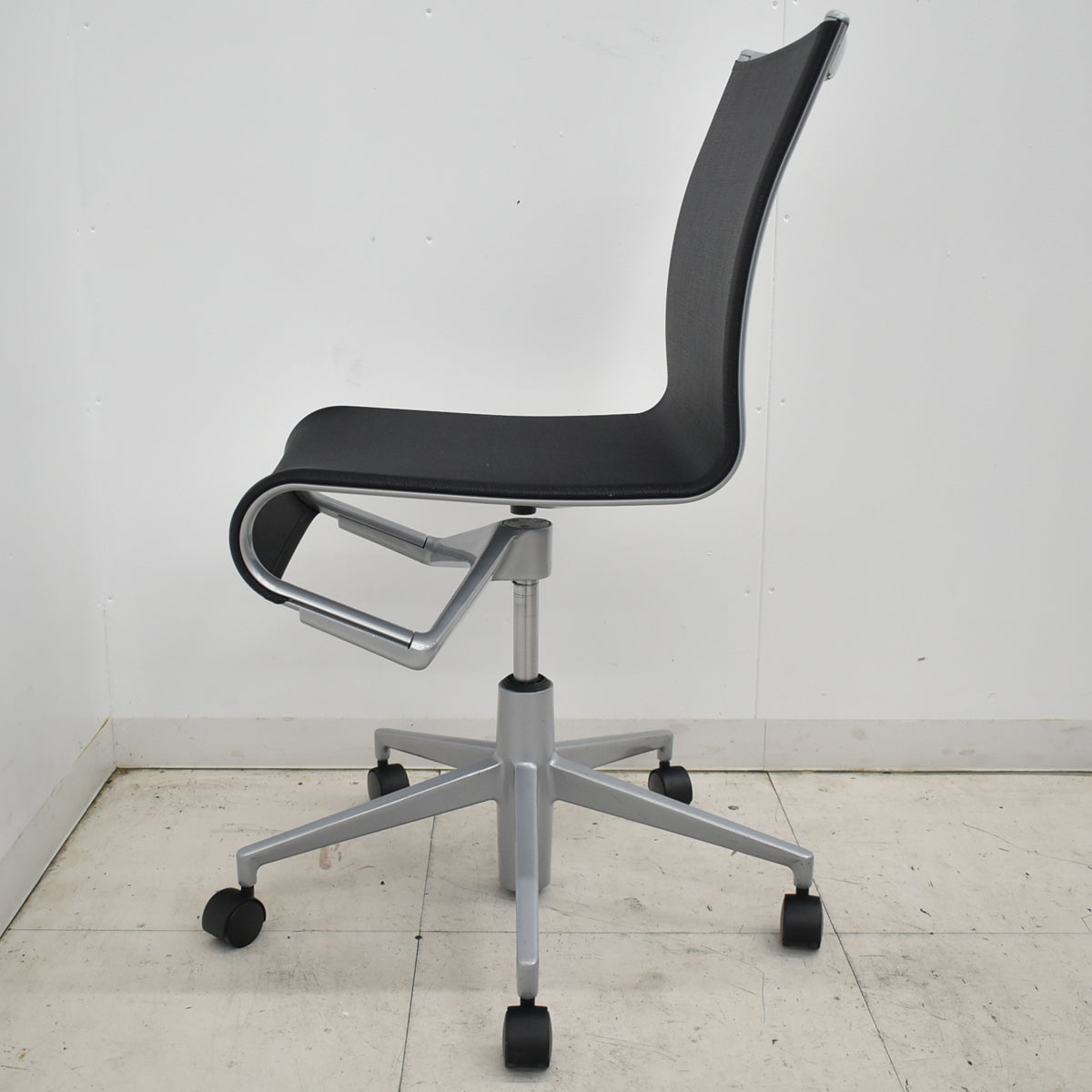 【中古】アリアス　ローリングフレーム　キャスタースウィベルチェア　ブラック　肘なし　2026021002【中古オフィス家具】