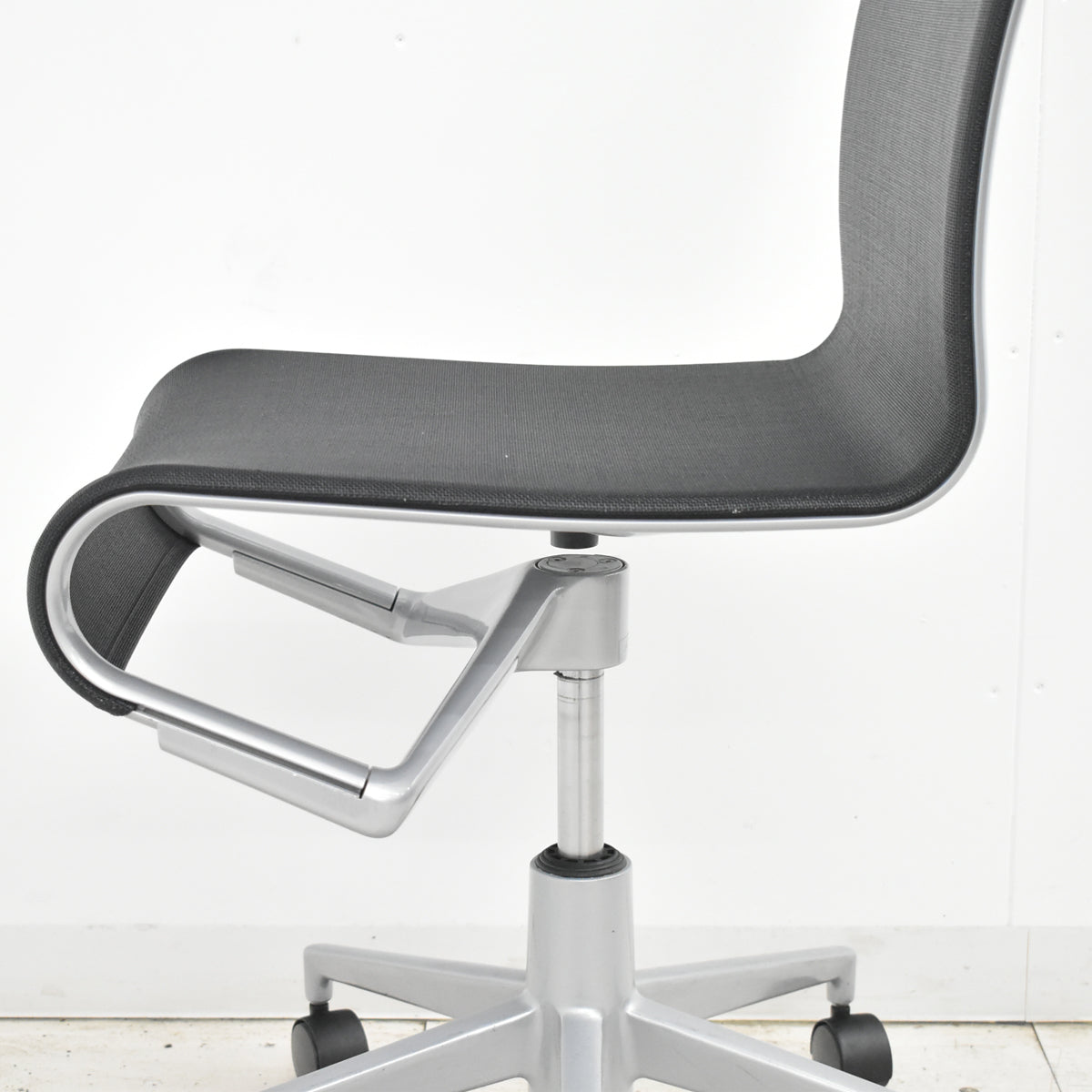 【中古】アリアス　ローリングフレーム　キャスタースウィベルチェア　ブラック　肘なし　2026021002【中古オフィス家具】