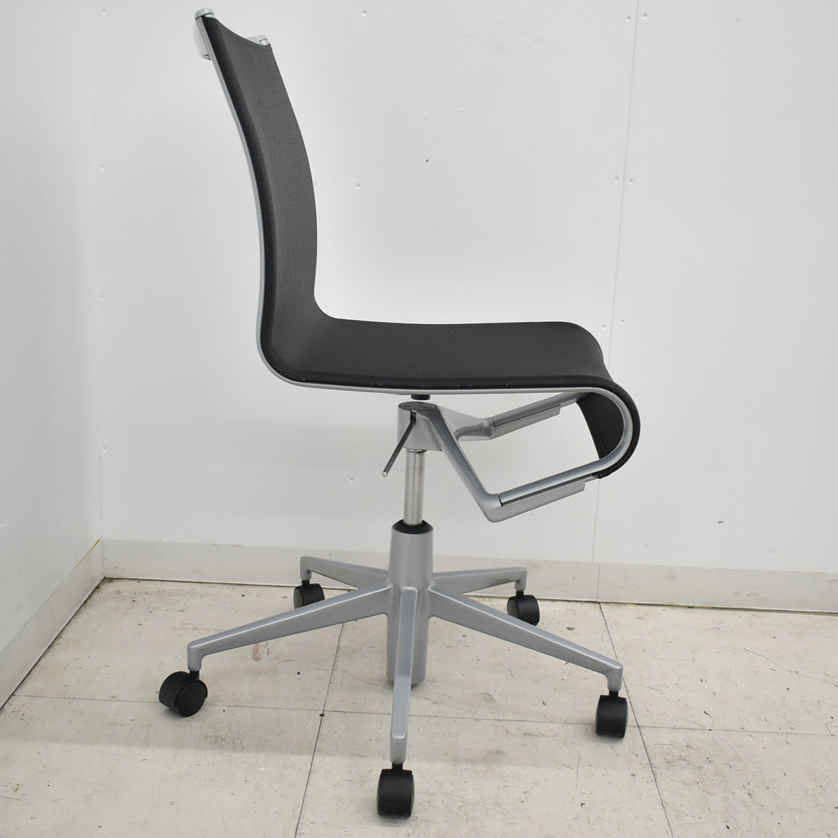 【中古】アリアス　ローリングフレーム　キャスタースウィベルチェア　ブラック　肘なし　2026021002【中古オフィス家具】