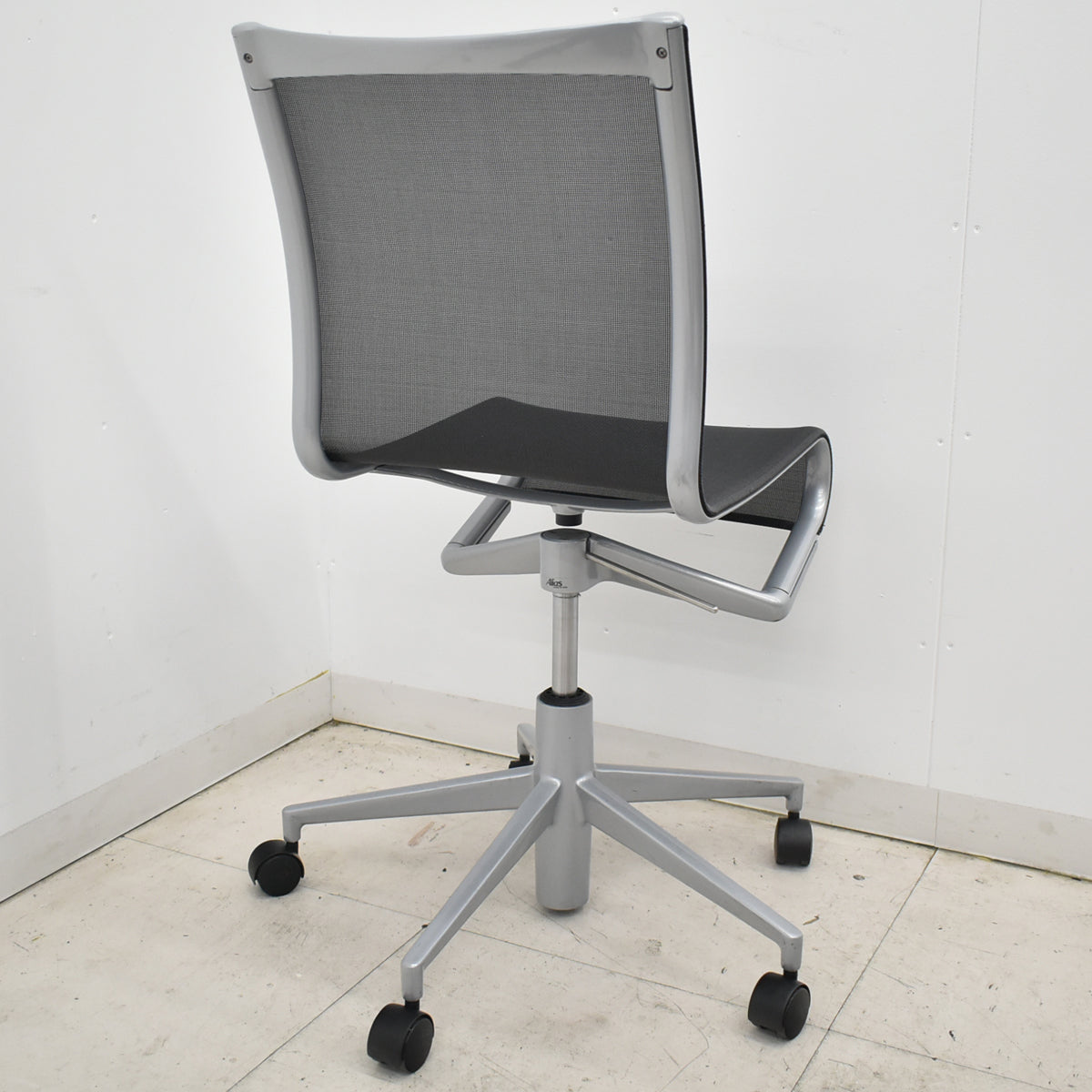 【中古】アリアス　ローリングフレーム　キャスタースウィベルチェア　ブラック　肘なし　2026021002【中古オフィス家具】