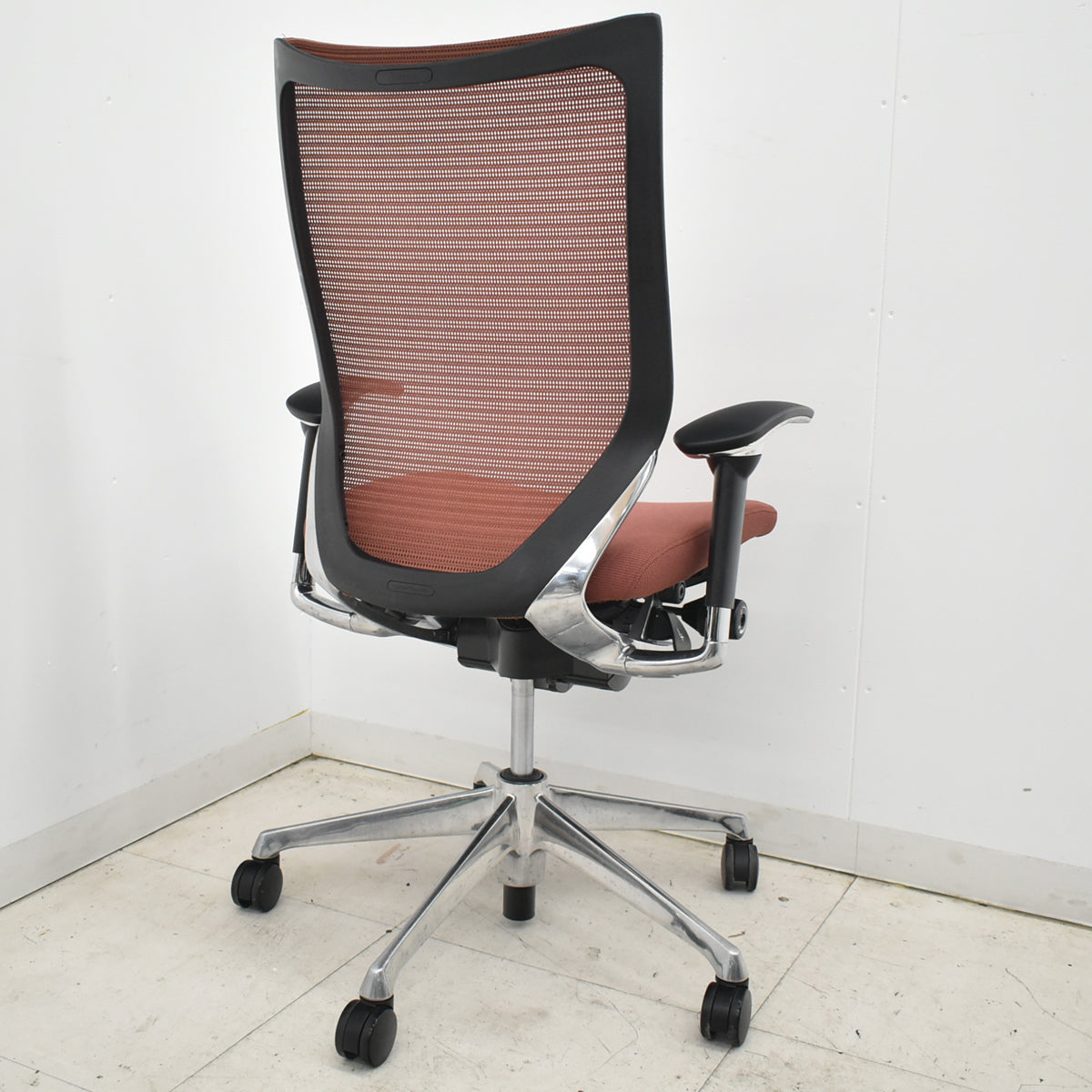 【中古】オカムラ　バロン　ハイバック　可動肘　ポリッシュ　ブラウン　2026021003【中古オフィス家具】