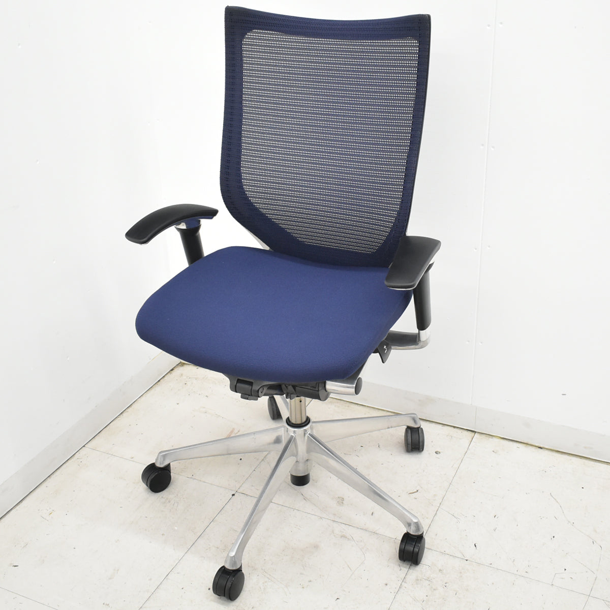 【中古】オカムラ　バロン　ハイバック　可動肘　ポリッシュ　ダークブルー　2026021004【中古オフィス家具】