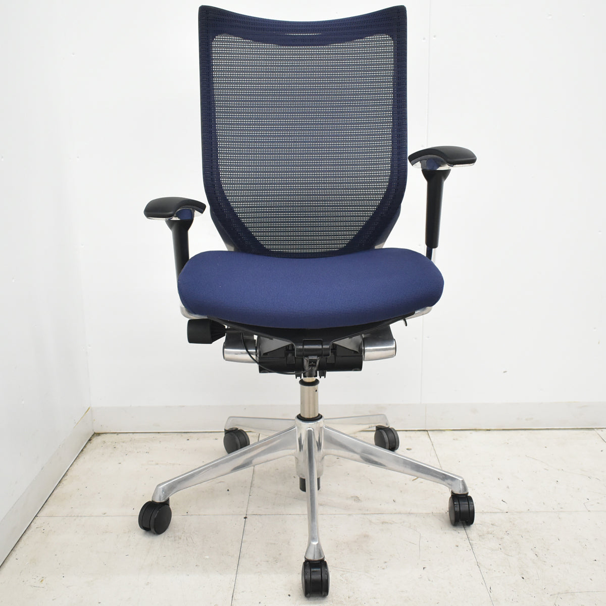【中古】オカムラ　バロン　ハイバック　可動肘　ポリッシュ　ダークブルー　2026021004【中古オフィス家具】
