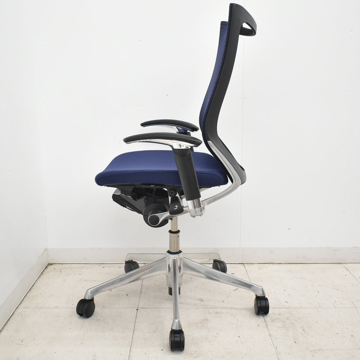 【中古】オカムラ　バロン　ハイバック　可動肘　ポリッシュ　ダークブルー　2026021004【中古オフィス家具】