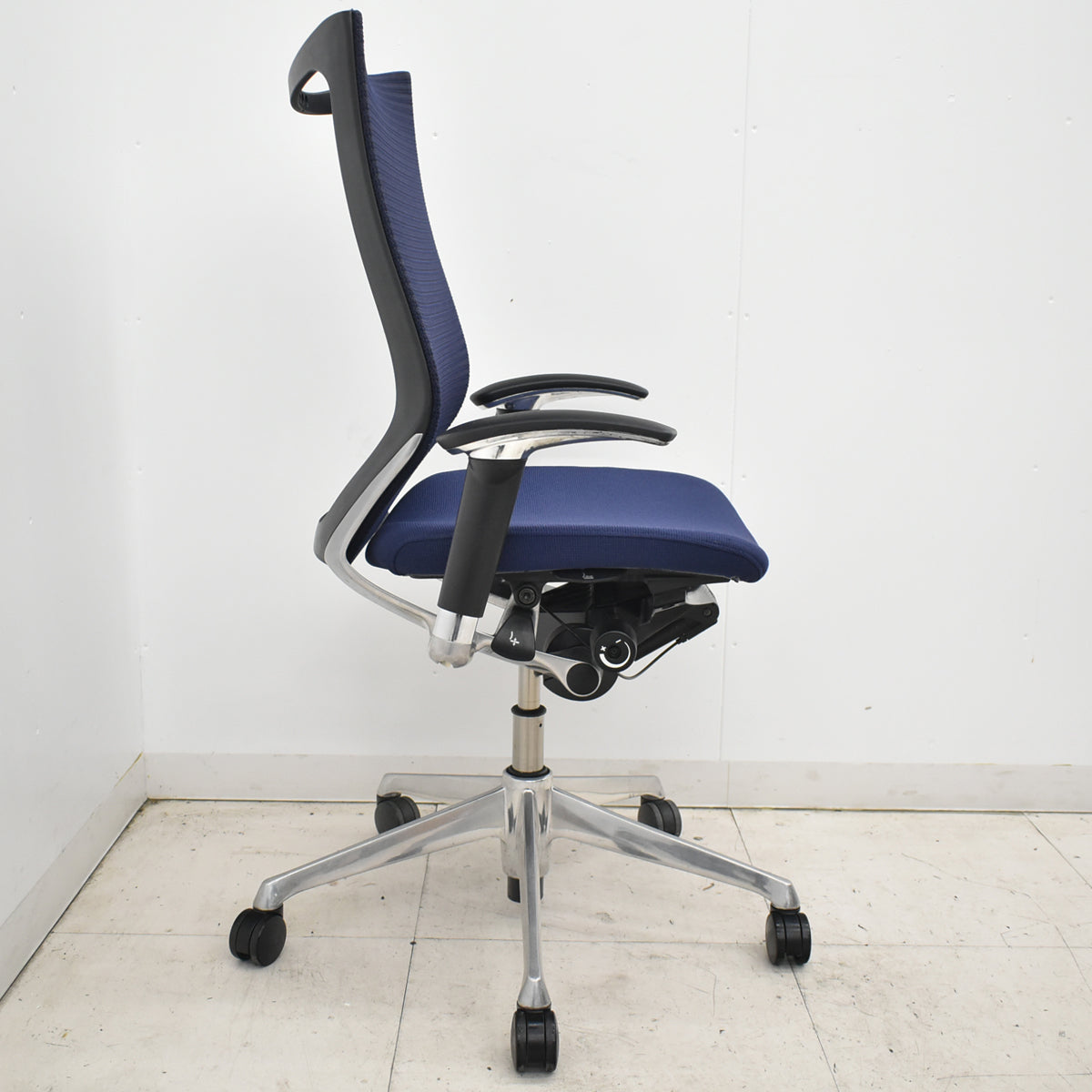 【中古】オカムラ　バロン　ハイバック　可動肘　ポリッシュ　ダークブルー　2026021004【中古オフィス家具】