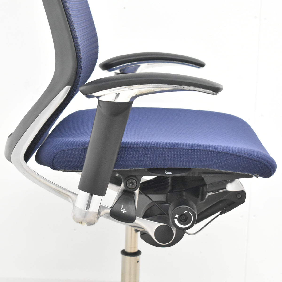 【中古】オカムラ　バロン　ハイバック　可動肘　ポリッシュ　ダークブルー　2026021004【中古オフィス家具】
