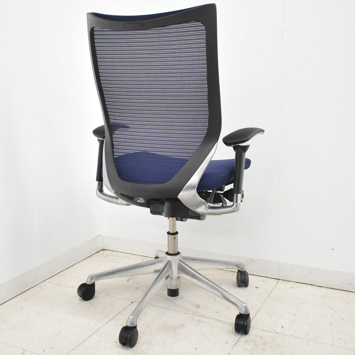 【中古】オカムラ　バロン　ハイバック　可動肘　ポリッシュ　ダークブルー　2026021004【中古オフィス家具】