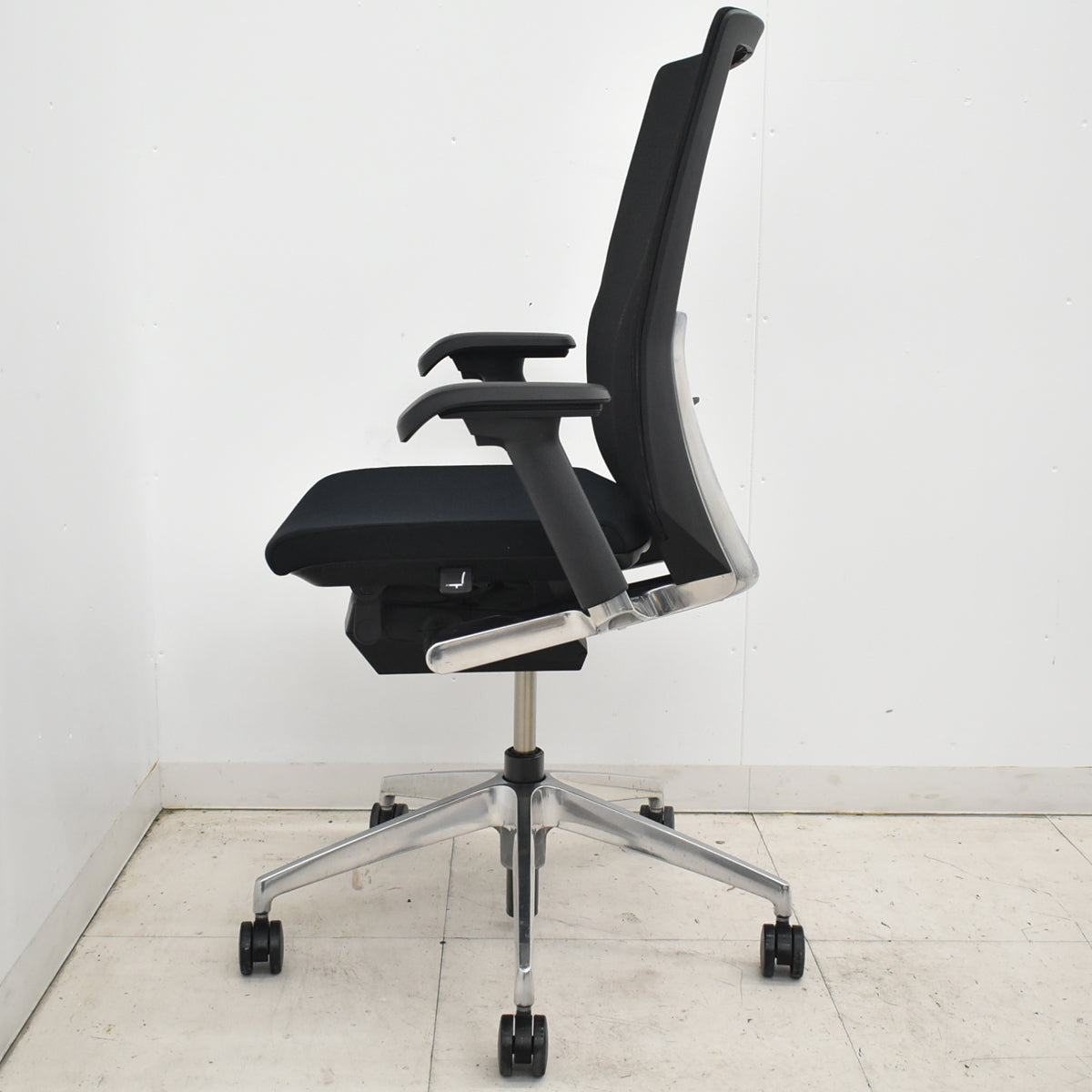 【中古】イトーキ　ヴェント　ハイバック　可動肘　オートマチックランバーテンション　ポリッシュ　ストライプメッシュ　肘パッド新品　2026021005【中古オフィス家具】