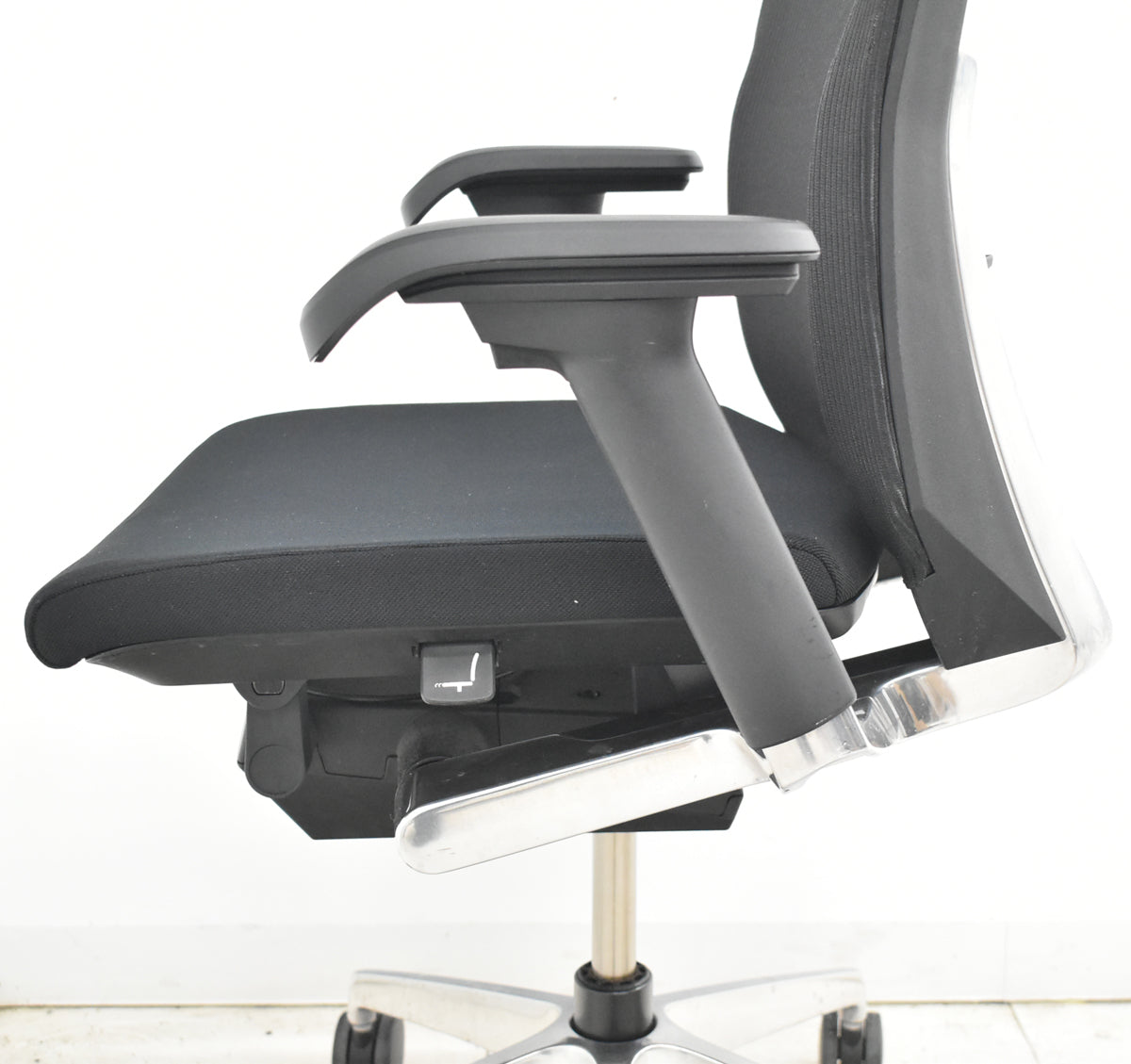 【中古】イトーキ　ヴェント　ハイバック　可動肘　オートマチックランバーテンション　ポリッシュ　ストライプメッシュ　肘パッド新品　2026021005【中古オフィス家具】