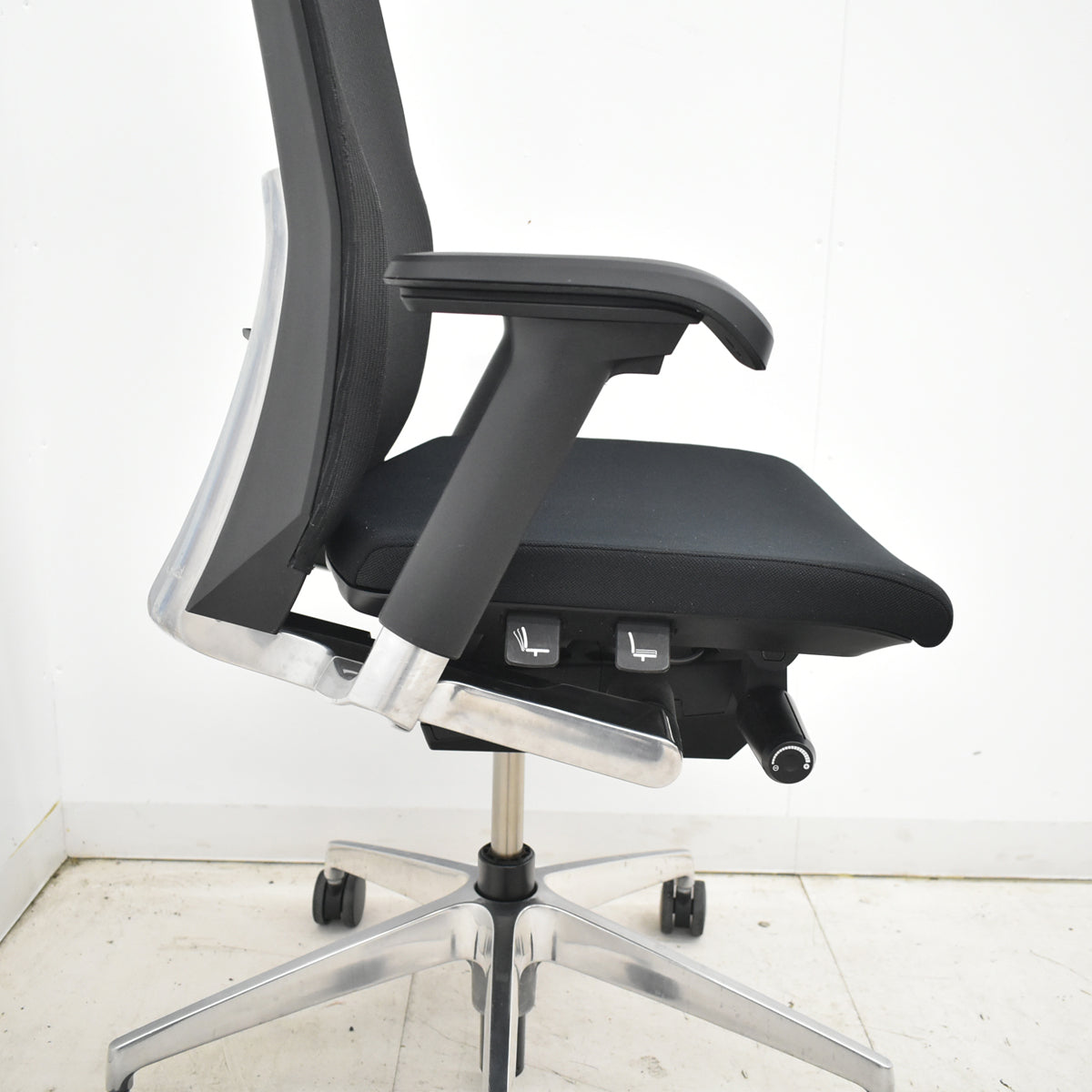 【中古】イトーキ　ヴェント　ハイバック　可動肘　オートマチックランバーテンション　ポリッシュ　ストライプメッシュ　肘パッド新品　2026021005【中古オフィス家具】