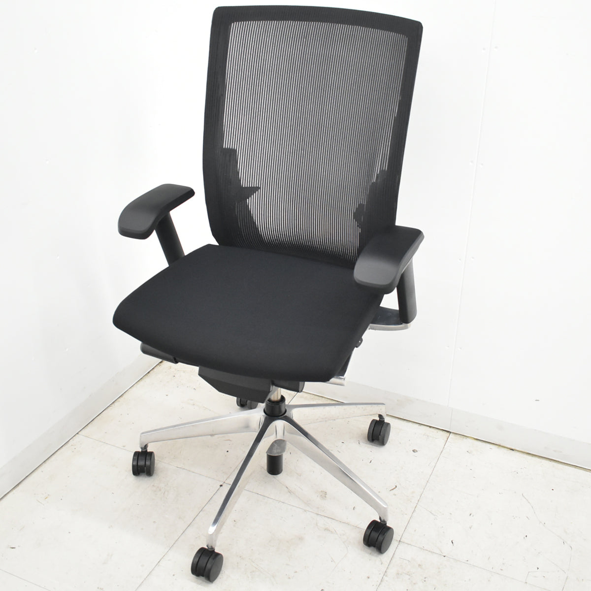【中古】イトーキ　ヴェント　ハイバック　可動肘　オートマチックランバーテンション　ポリッシュ　ストライプメッシュ　肘パッド新品　2026021006【中古オフィス家具】