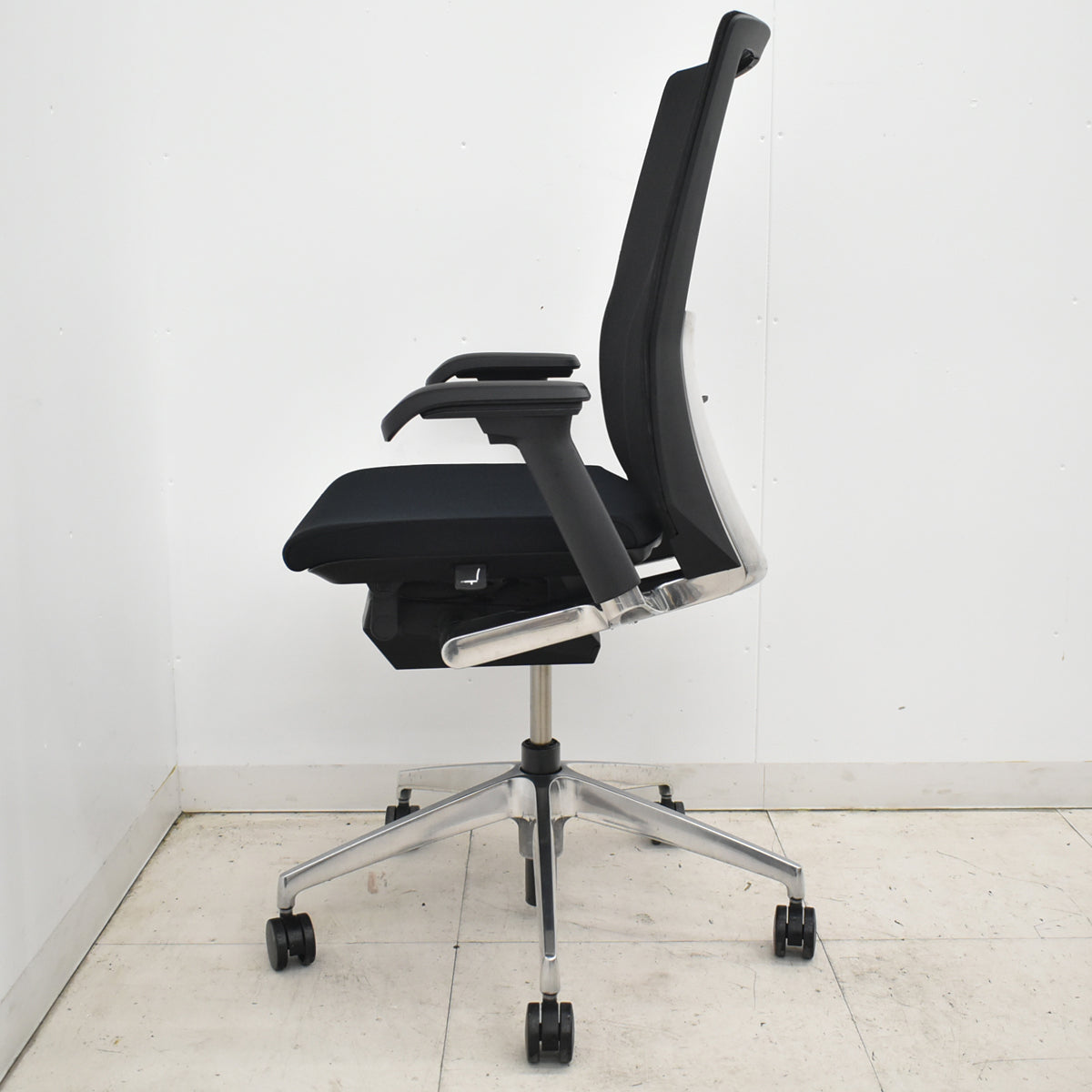 【中古】イトーキ　ヴェント　ハイバック　可動肘　オートマチックランバーテンション　ポリッシュ　ストライプメッシュ　肘パッド新品　2026021006【中古オフィス家具】
