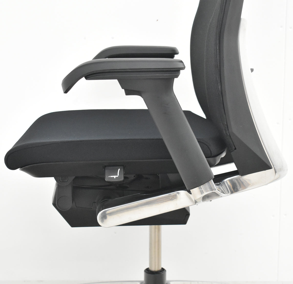 【中古】イトーキ　ヴェント　ハイバック　可動肘　オートマチックランバーテンション　ポリッシュ　ストライプメッシュ　肘パッド新品　2026021006【中古オフィス家具】