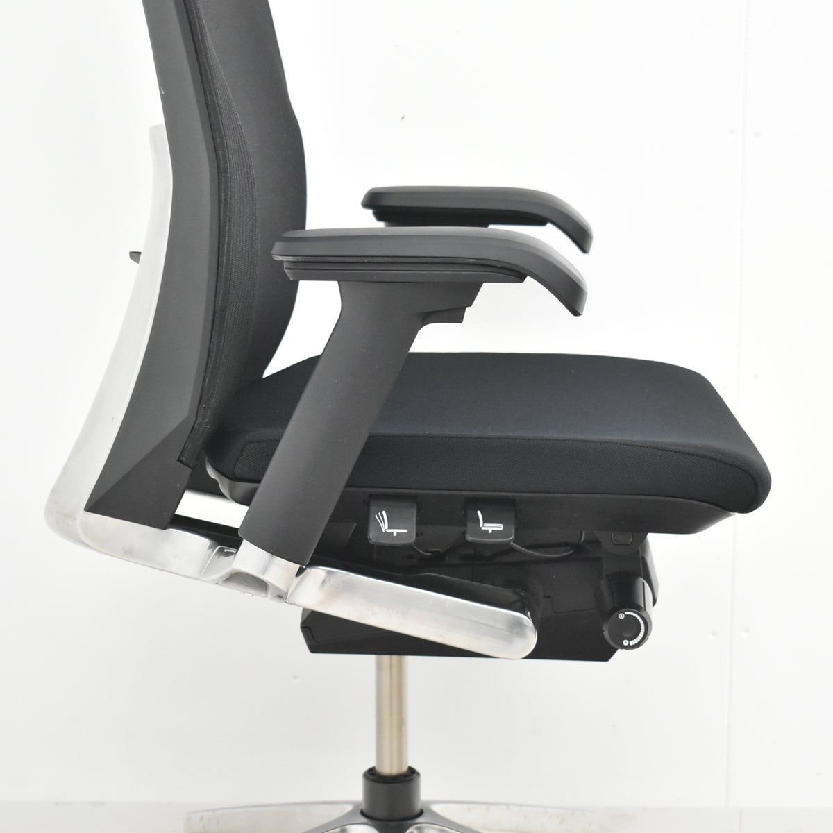 【中古】イトーキ　ヴェント　ハイバック　可動肘　オートマチックランバーテンション　ポリッシュ　ストライプメッシュ　肘パッド新品　2026021006【中古オフィス家具】