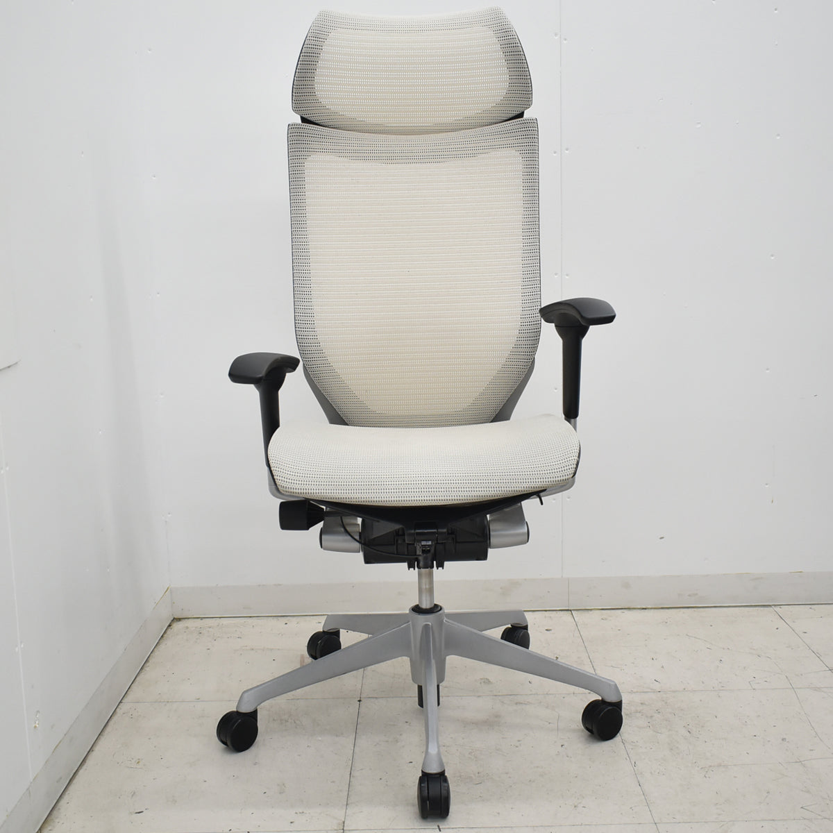 【中古】オカムラ　バロン　エクストラハイバック　固定ヘッドレスト　可動肘　シルバー脚　2026021201【中古オフィス家具】