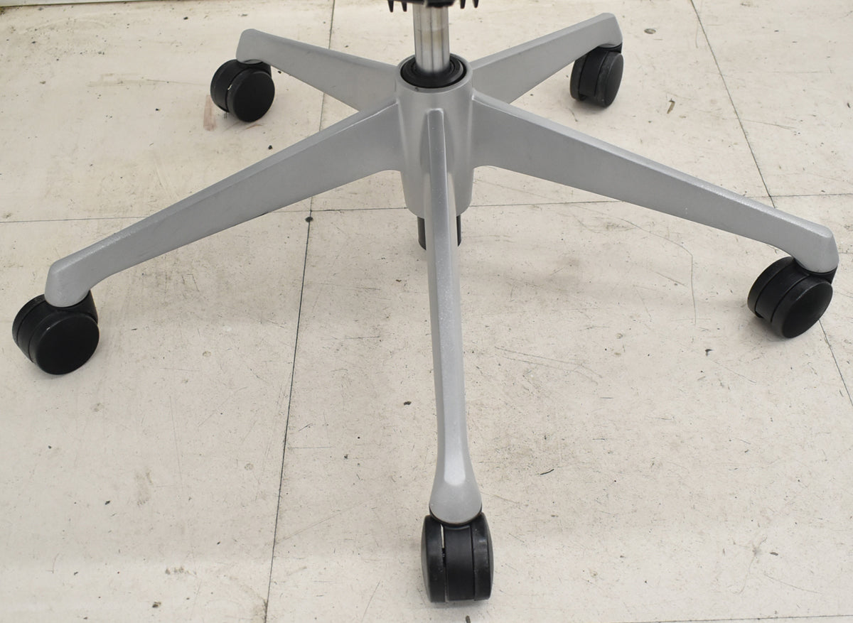【中古】オカムラ　バロン　エクストラハイバック　固定ヘッドレスト　可動肘　シルバー脚　2026021201【中古オフィス家具】