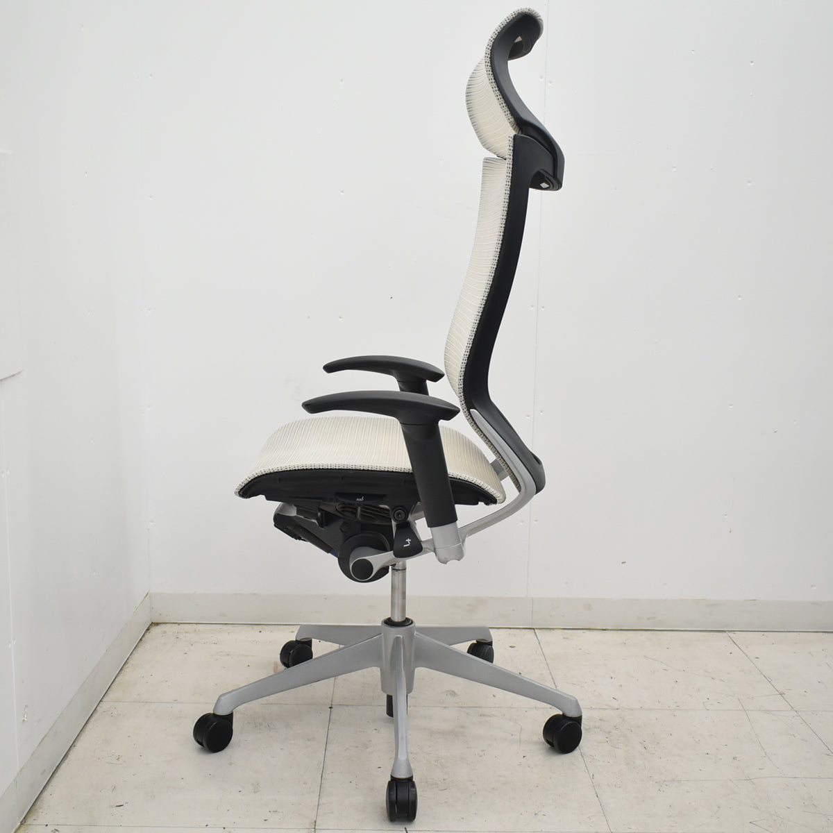 【中古】オカムラ　バロン　エクストラハイバック　固定ヘッドレスト　可動肘　シルバー脚　2026021201【中古オフィス家具】