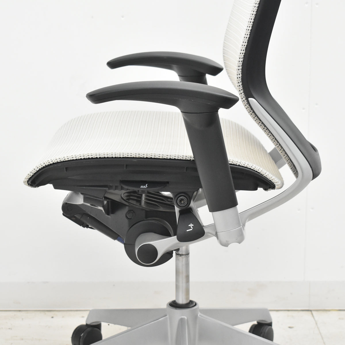 【中古】オカムラ　バロン　エクストラハイバック　固定ヘッドレスト　可動肘　シルバー脚　2026021201【中古オフィス家具】