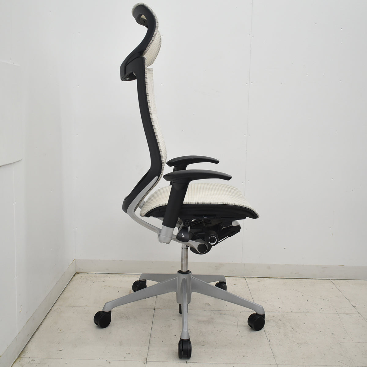 【中古】オカムラ　バロン　エクストラハイバック　固定ヘッドレスト　可動肘　シルバー脚　2026021201【中古オフィス家具】