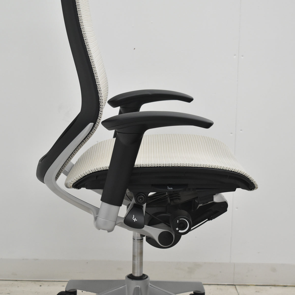 【中古】オカムラ　バロン　エクストラハイバック　固定ヘッドレスト　可動肘　シルバー脚　2026021201【中古オフィス家具】