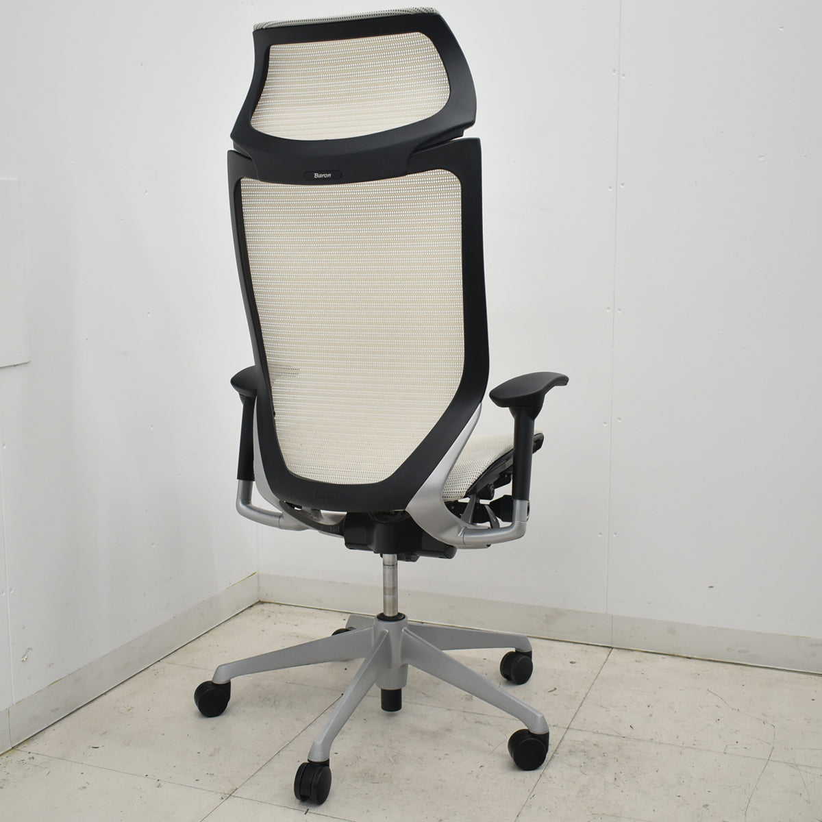 【中古】オカムラ　バロン　エクストラハイバック　固定ヘッドレスト　可動肘　シルバー脚　2026021201【中古オフィス家具】