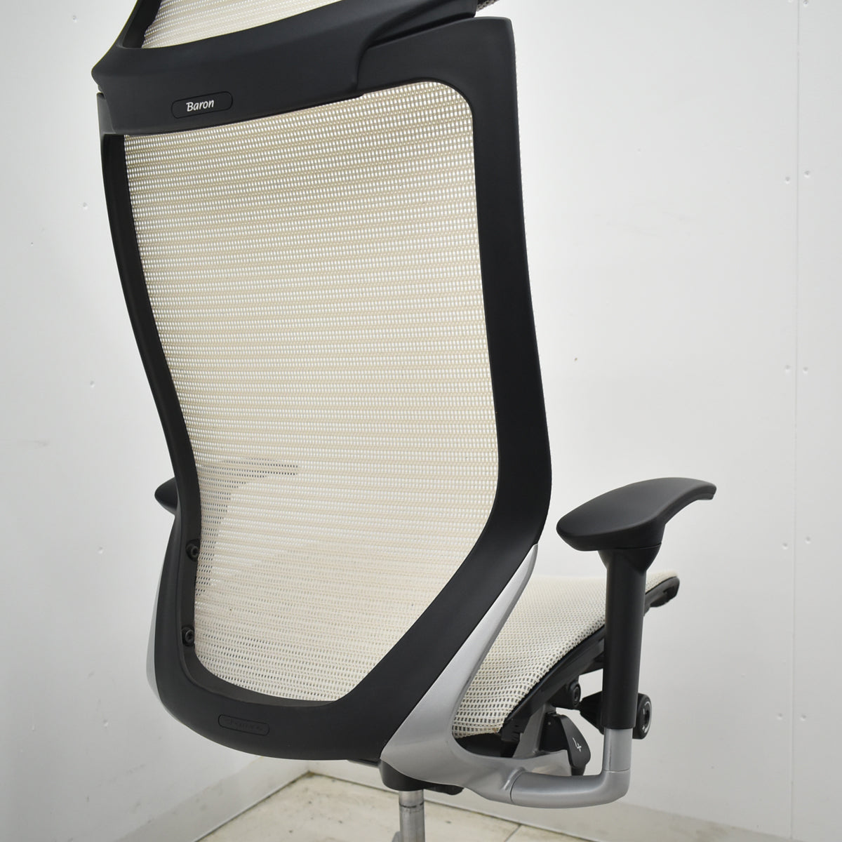 【中古】オカムラ　バロン　エクストラハイバック　固定ヘッドレスト　可動肘　シルバー脚　2026021201【中古オフィス家具】