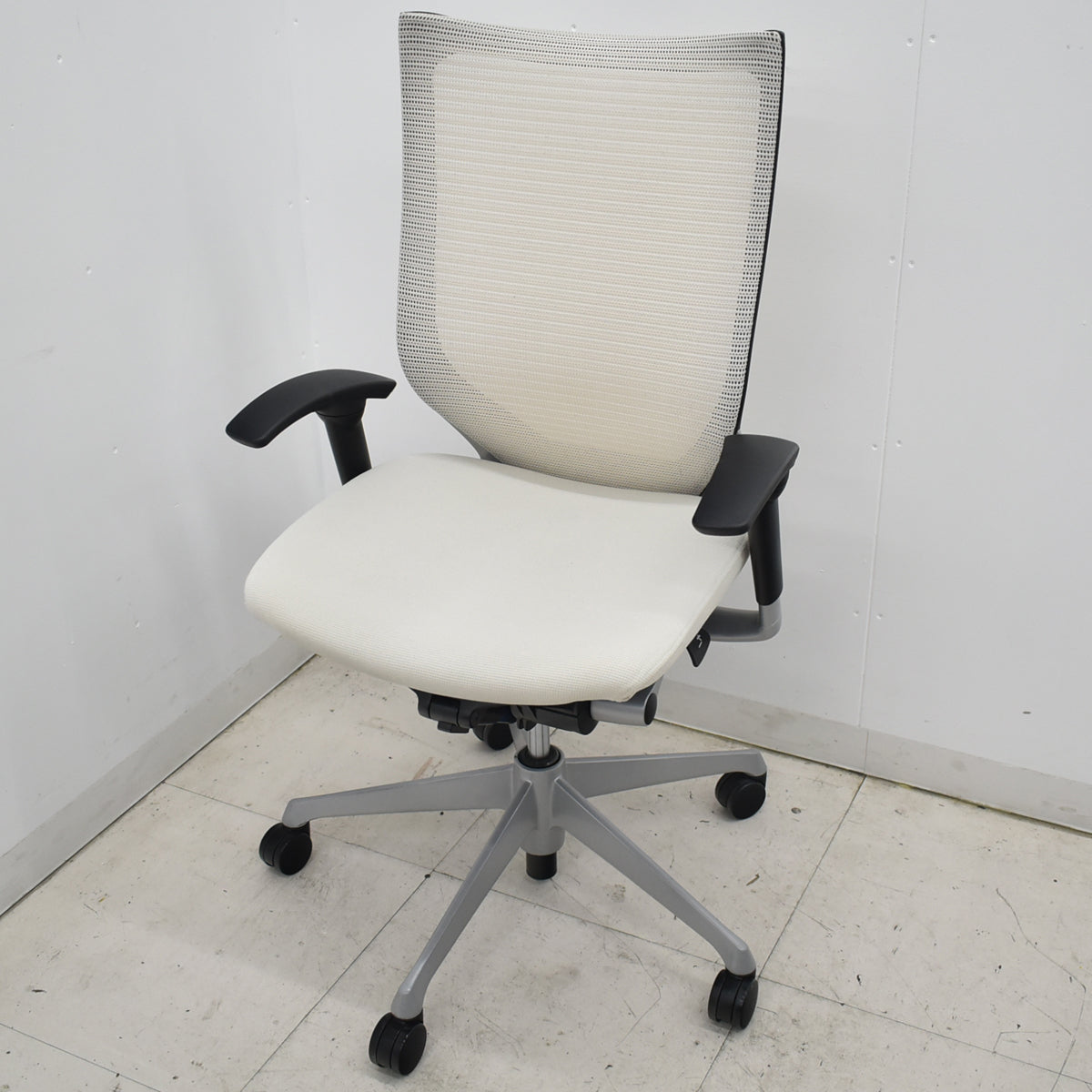 【中古】オカムラ　バロン　ハイバック　可動肘　シルバー脚　ホワイト　2026021202【中古オフィス家具】