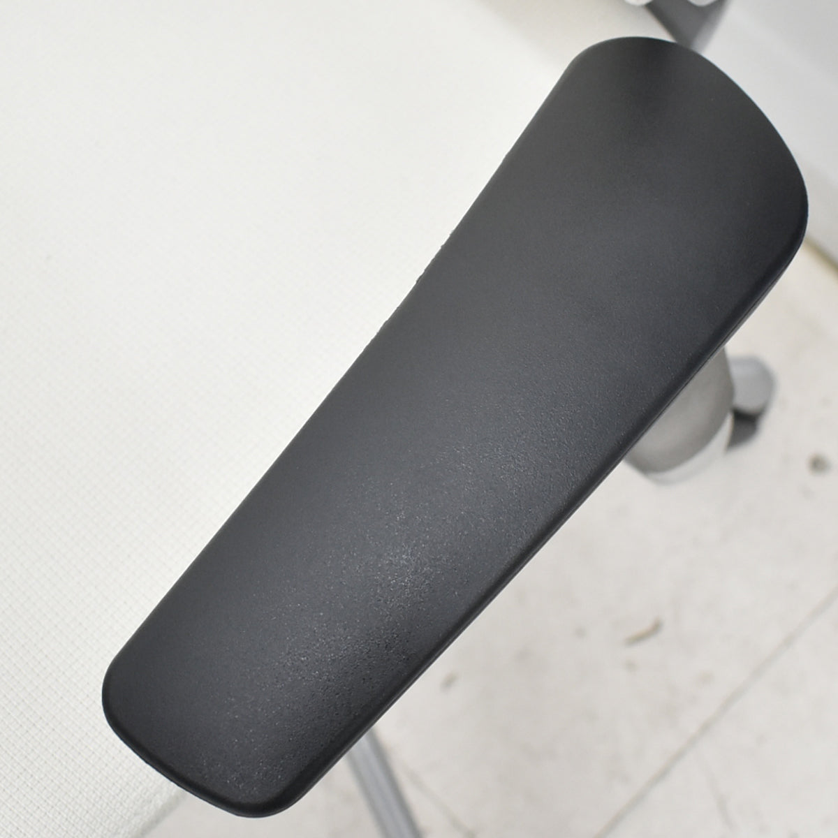【中古】オカムラ　バロン　ハイバック　可動肘　シルバー脚　ホワイト　2026021202【中古オフィス家具】