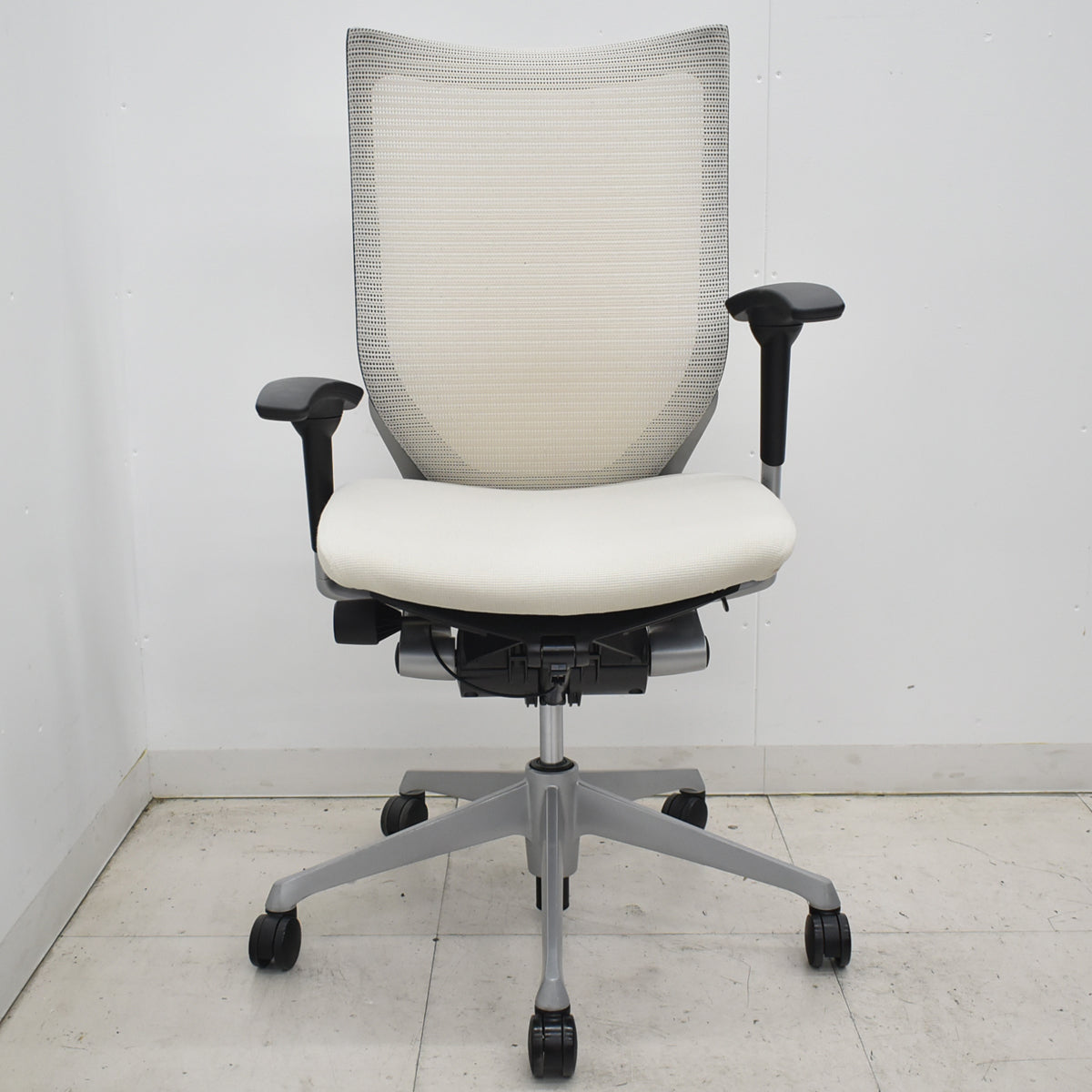 【中古】オカムラ　バロン　ハイバック　可動肘　シルバー脚　ホワイト　2026021202【中古オフィス家具】