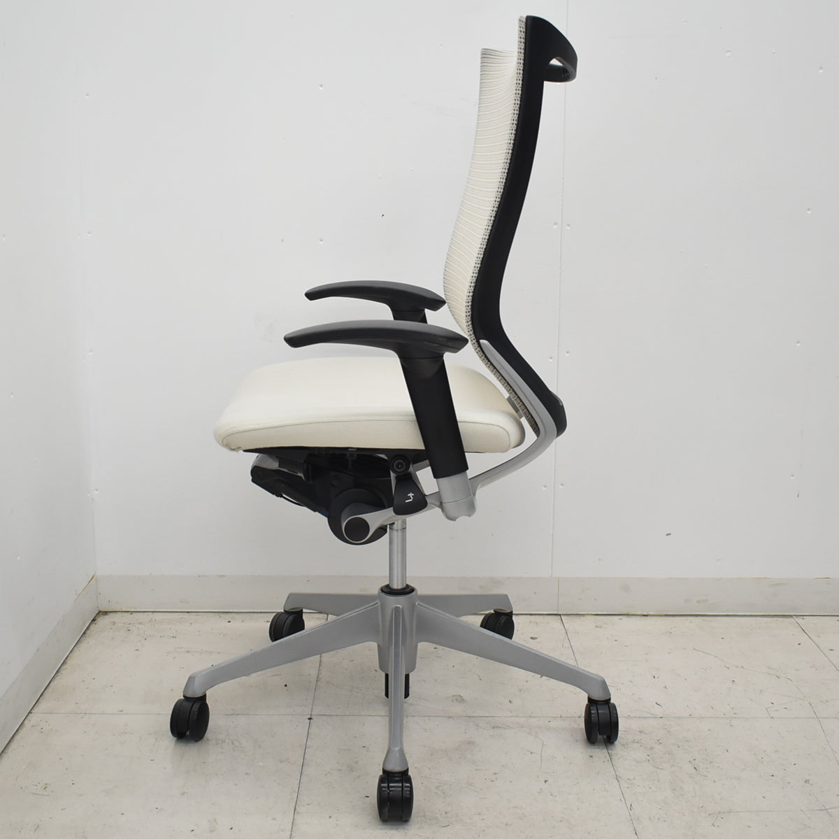 【中古】オカムラ　バロン　ハイバック　可動肘　シルバー脚　ホワイト　2026021202【中古オフィス家具】
