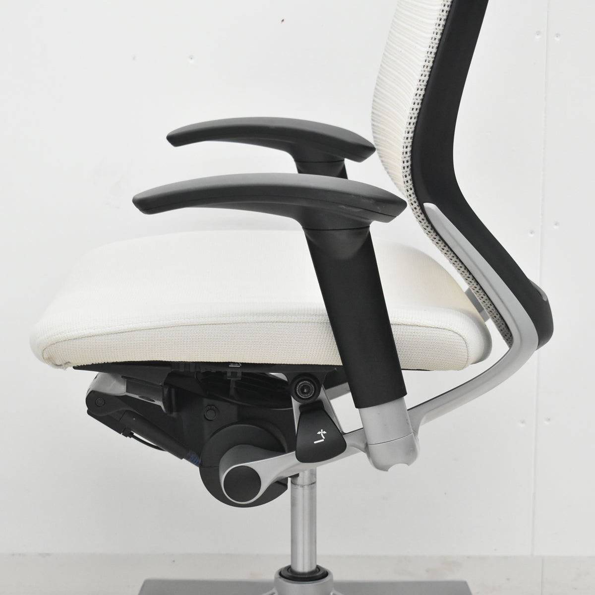 【中古】オカムラ　バロン　ハイバック　可動肘　シルバー脚　ホワイト　2026021202【中古オフィス家具】