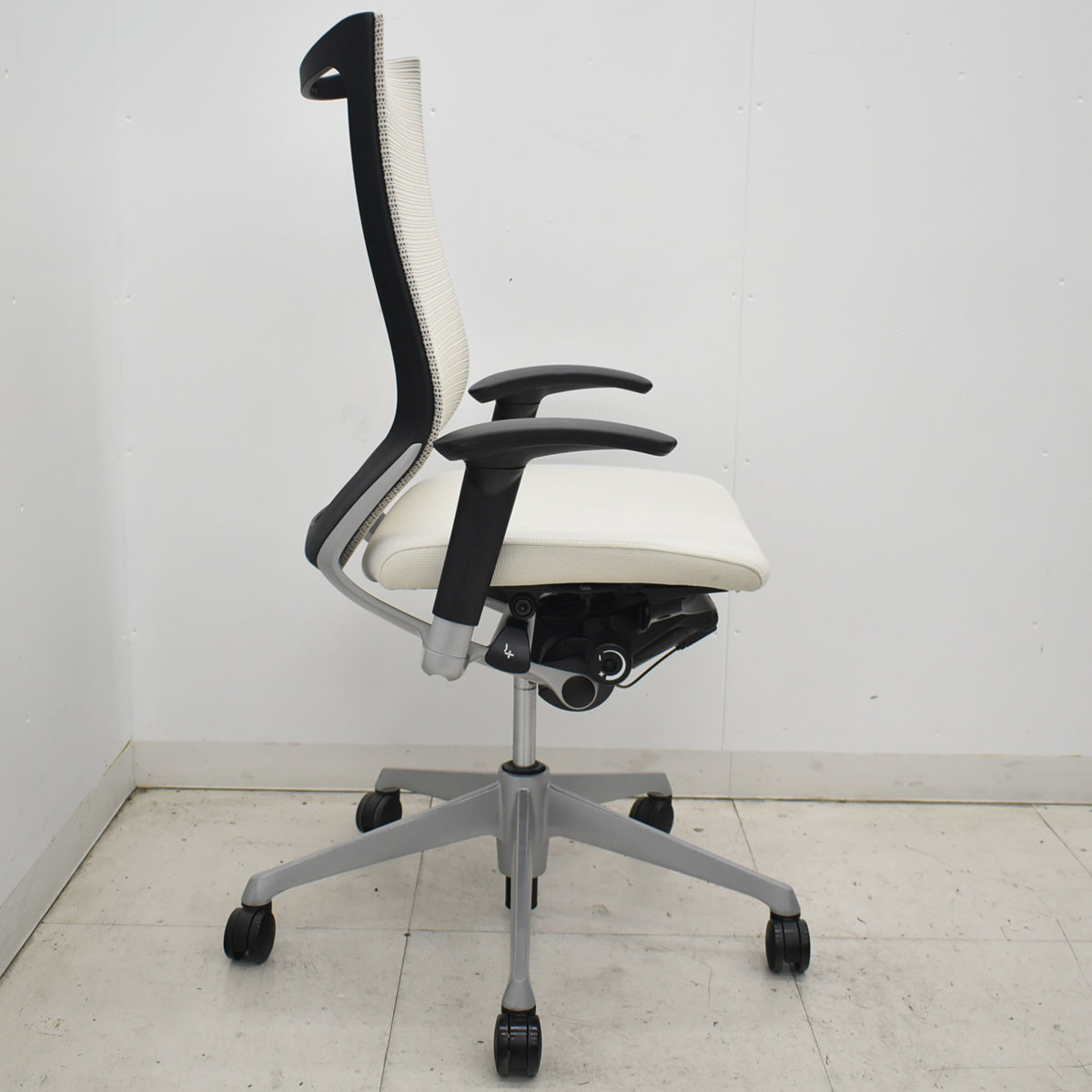 【中古】オカムラ　バロン　ハイバック　可動肘　シルバー脚　ホワイト　2026021202【中古オフィス家具】