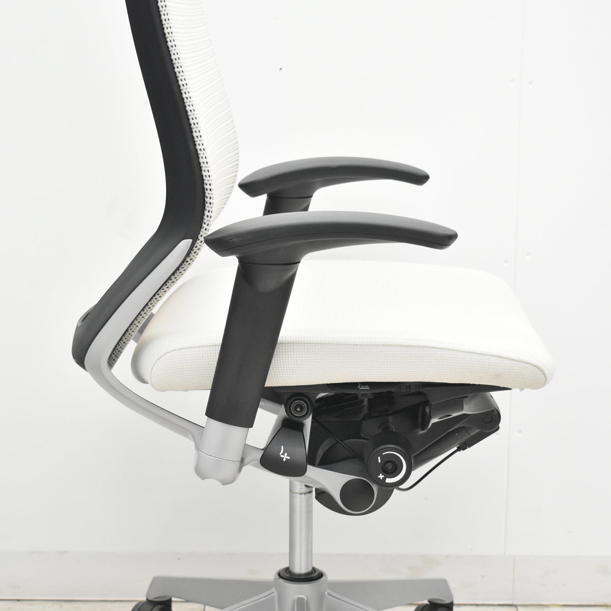 【中古】オカムラ　バロン　ハイバック　可動肘　シルバー脚　ホワイト　2026021202【中古オフィス家具】