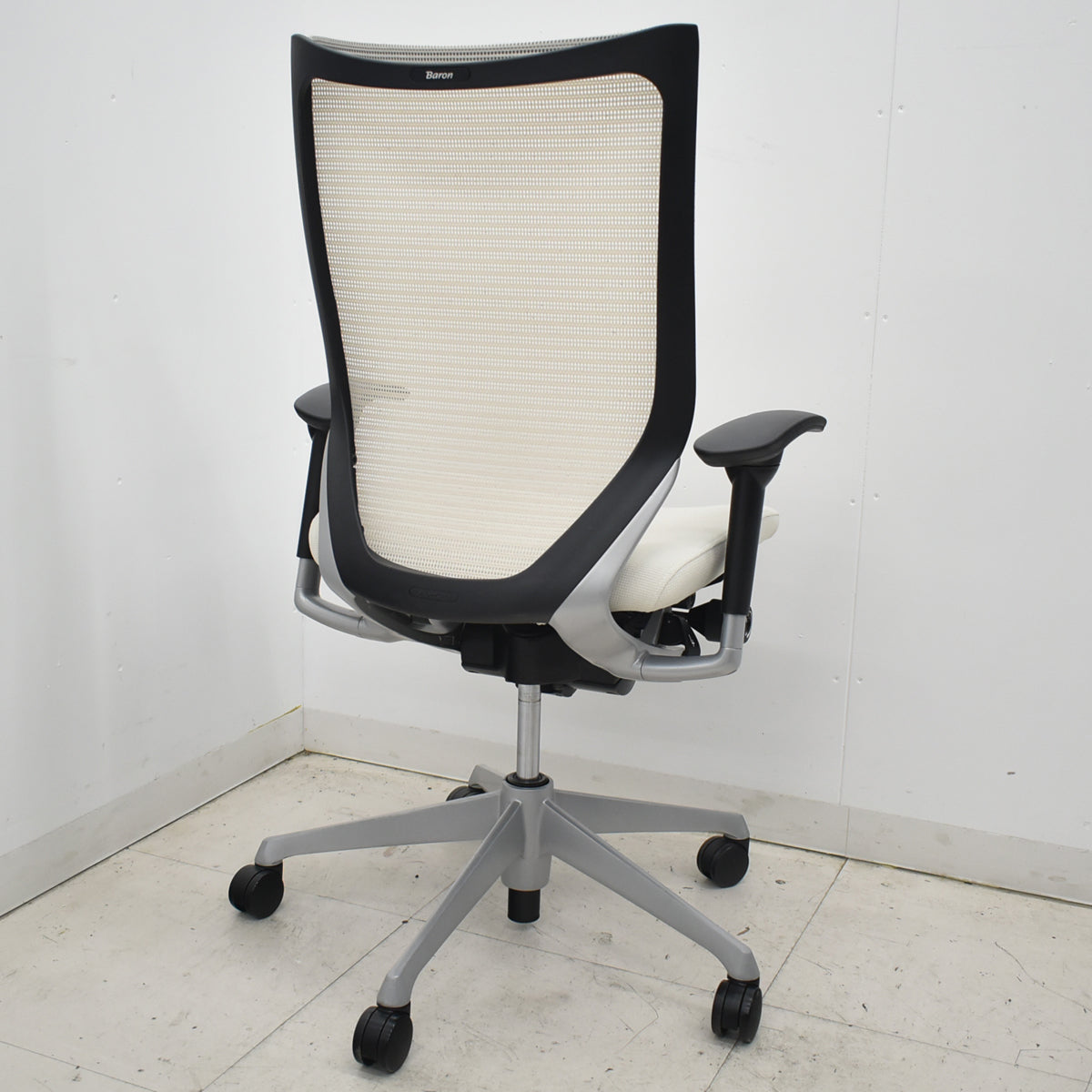 【中古】オカムラ　バロン　ハイバック　可動肘　シルバー脚　ホワイト　2026021202【中古オフィス家具】