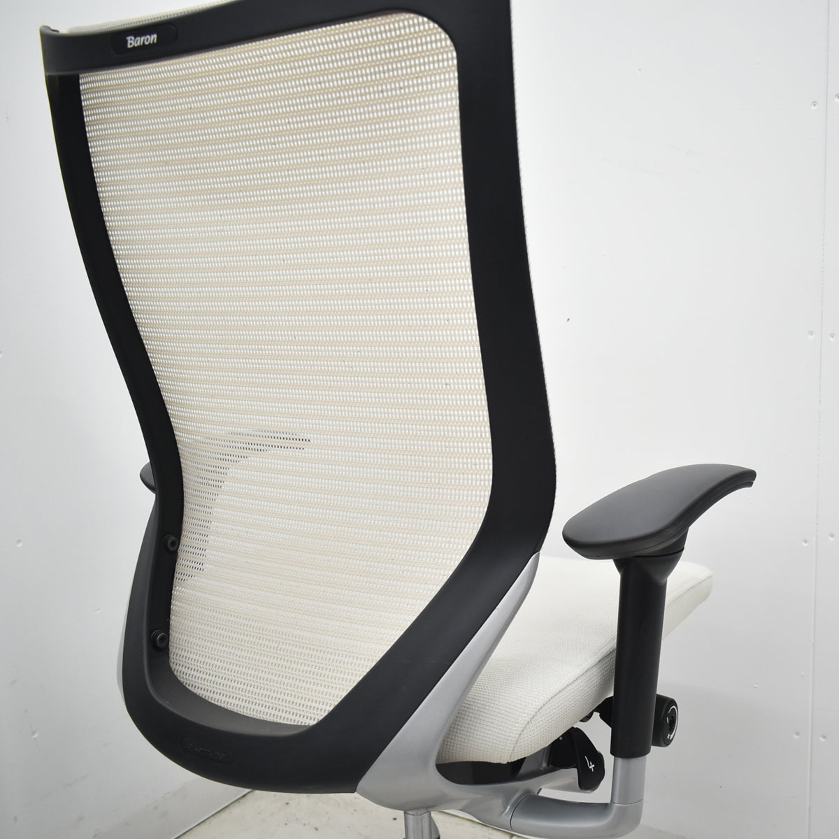 【中古】オカムラ　バロン　ハイバック　可動肘　シルバー脚　ホワイト　2026021202【中古オフィス家具】